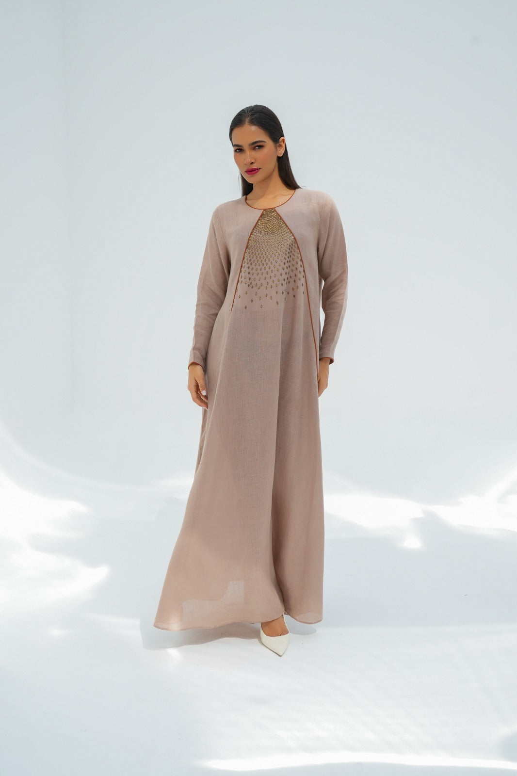 قفطان ابيض وذهبي
